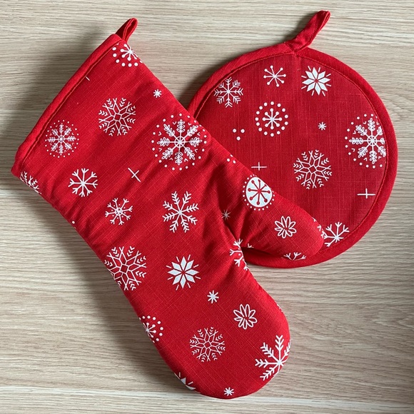 New Holiday Oven Mitts - Picture 2 of 5